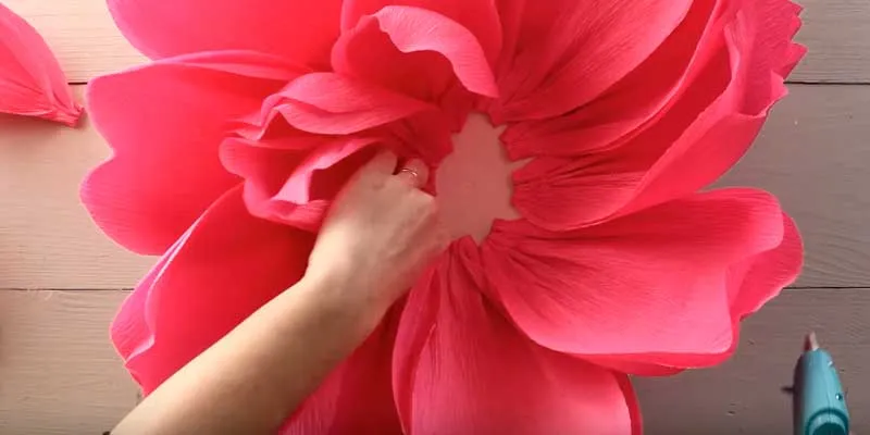 Большой цветок из гофрированной бумаги для новичков