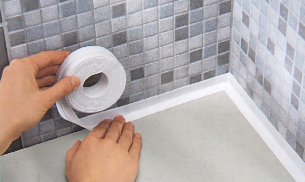Самоклеящийся бордюр для заделки стыков между ванной и стеной может использоваться без дополнительной обработки шва