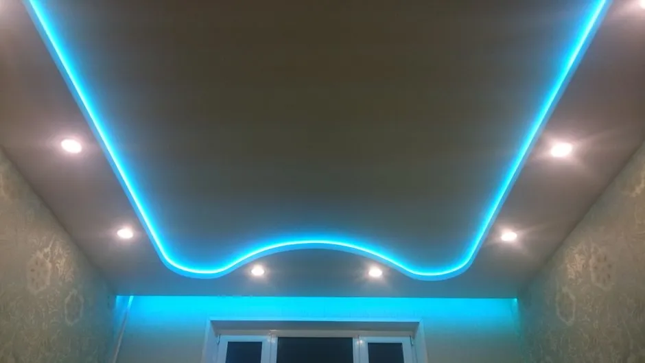 Двухуровневый потолок из гипсокартона с подсветкой