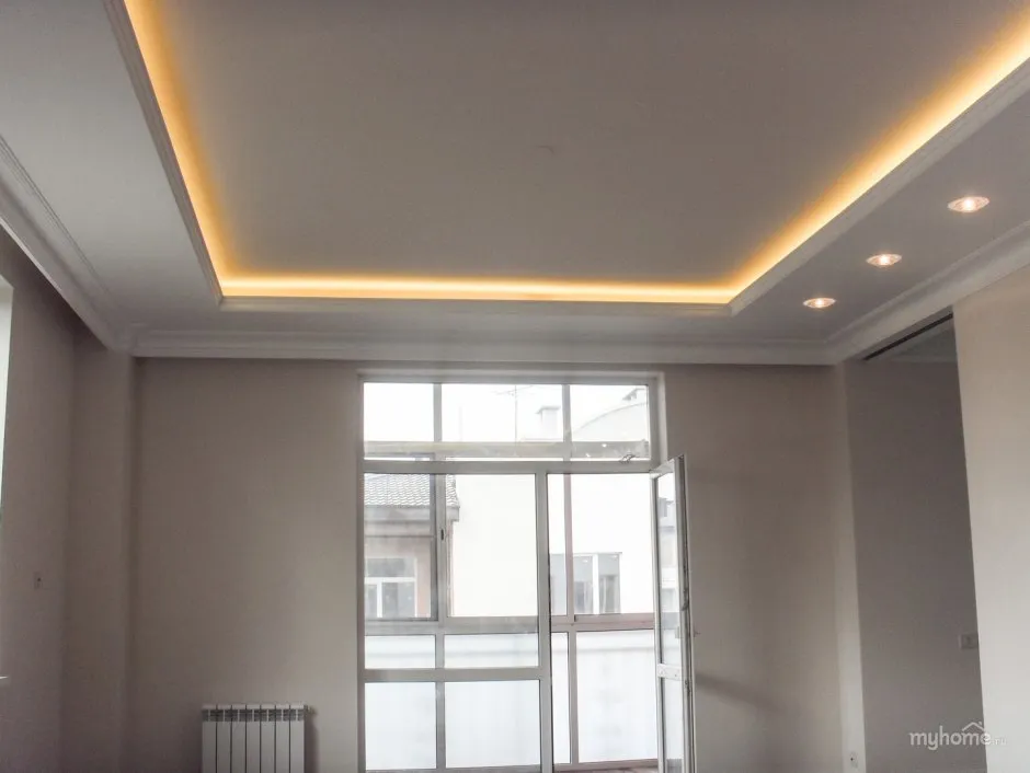 Потолок из гипсокартона в зал с подсветкой