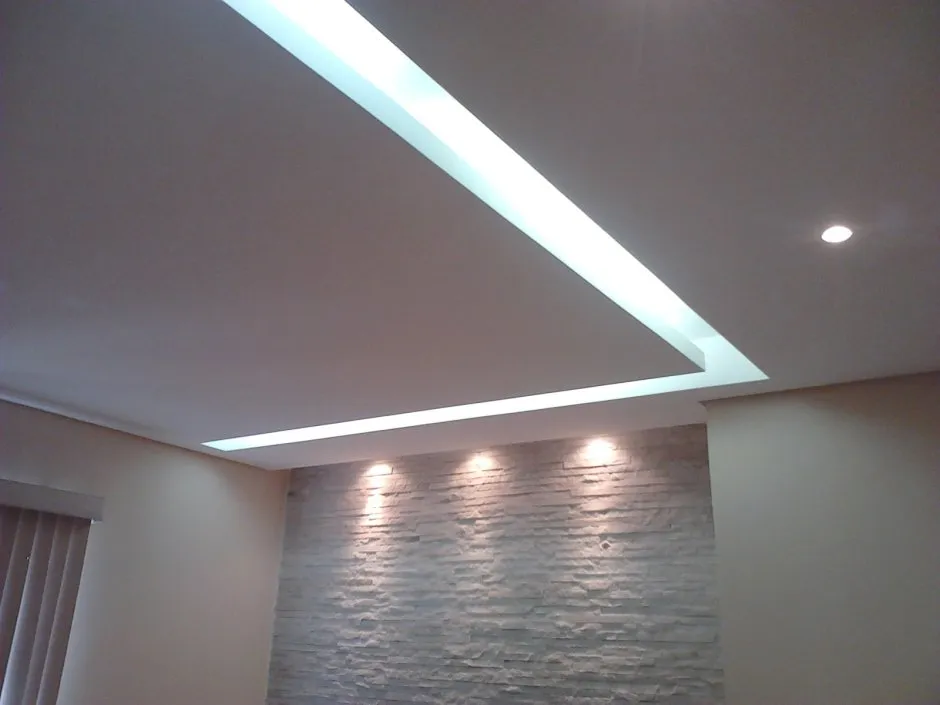 Геометрический потолок из гипсокартона с подсветкой