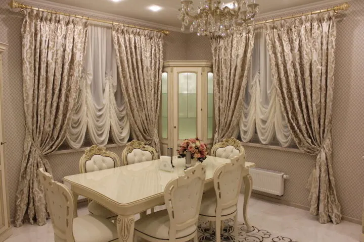 Французские шторы в классической гостиной