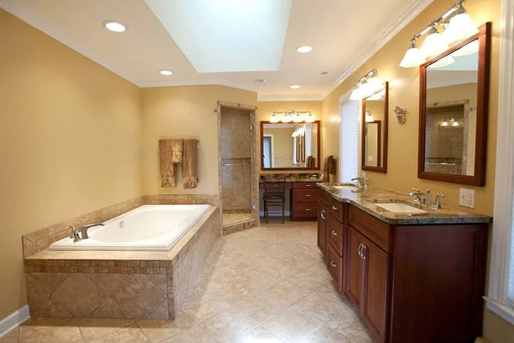 В просторной ванной можно установить практически любое необходимое сантехническое оборудование