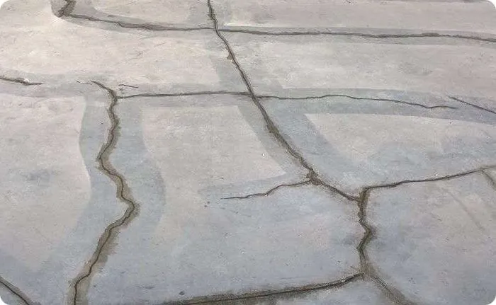 Трещины в бетонной стяжке.