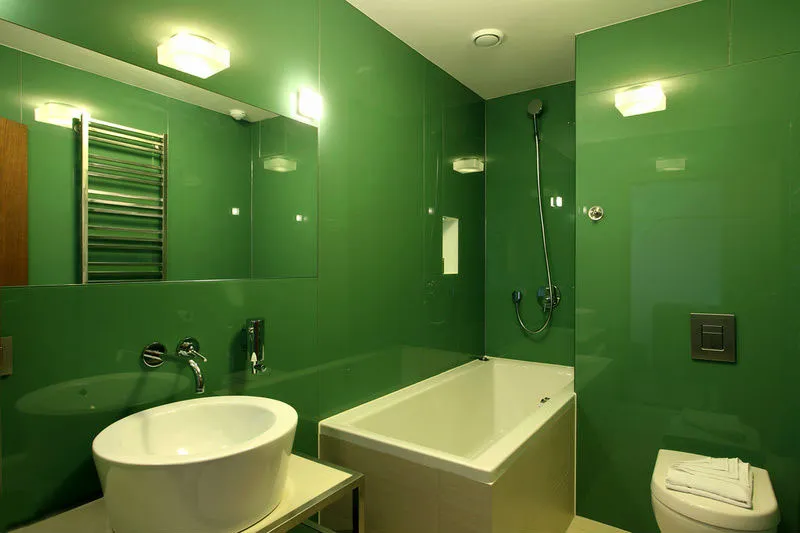 Интерьер ванной, отделанной стеклянными панелями