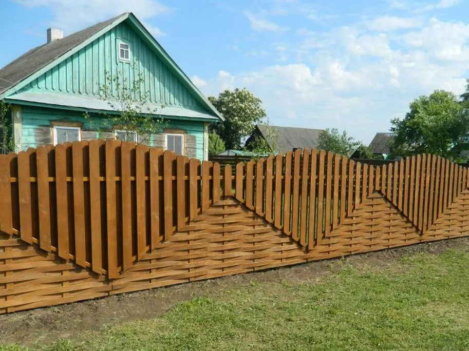 Комбинированный забор из натуральной древесины