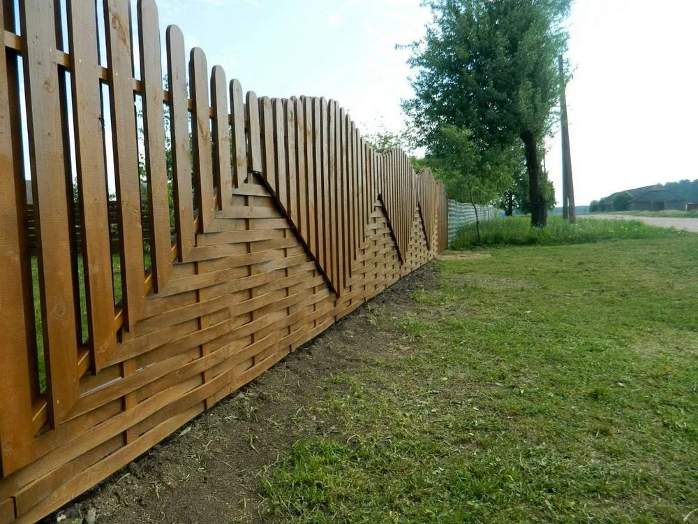 Деревянный забор из досок с разным расположением штакетин