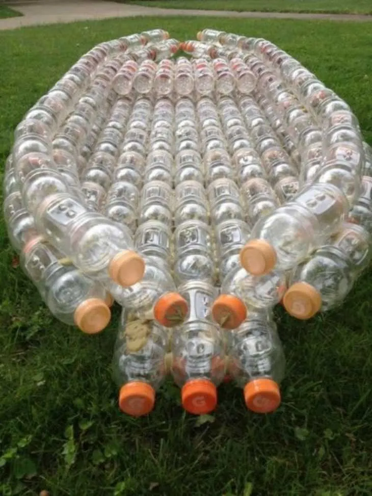Клумба из бутылок - пошаговая инструкция как сделать из пластиковых бутылок простую и эффектную клумбу (115 фото)