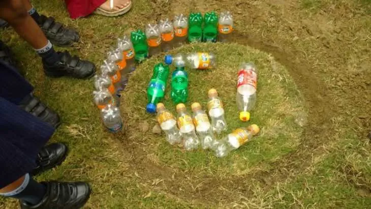 Клумба из бутылок - пошаговая инструкция как сделать из пластиковых бутылок простую и эффектную клумбу (115 фото)