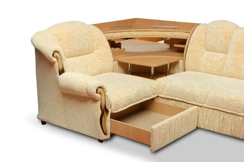 Угловой диван со столиком
