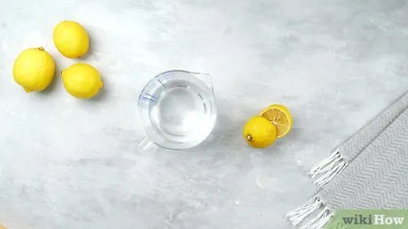 Изображение с названием Clean a Microwave With a Lemon Step 1
