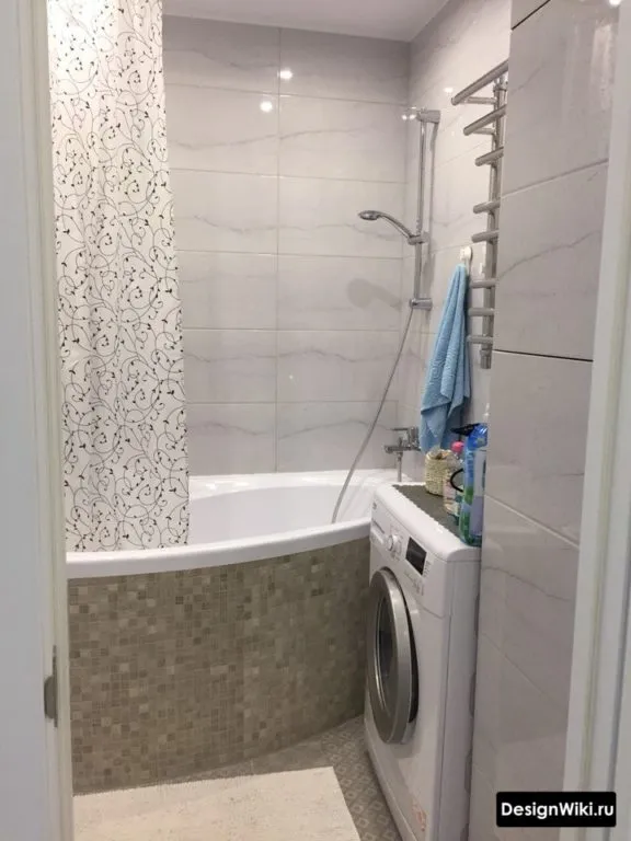 Белая мраморная плитка в ванной в хрущевке