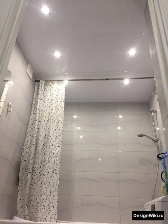Сатиновый натяжной потолок в ванной