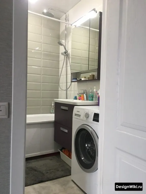 Глянцевая белая плитка под кирпич в ванной в хрущевке со стиральной машиной