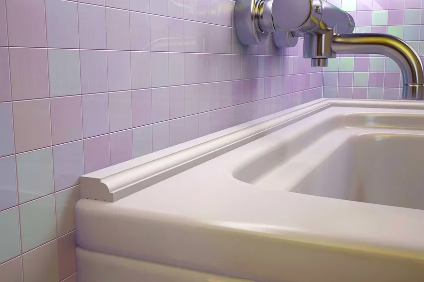 Бортик для ванной представляет собой герметичную полосу, плотно закрывающую зазор, который образовался между стеной и сантехникой