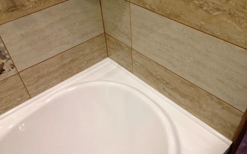 Бордюр для ванной способен устранить щель шириной до 6 см