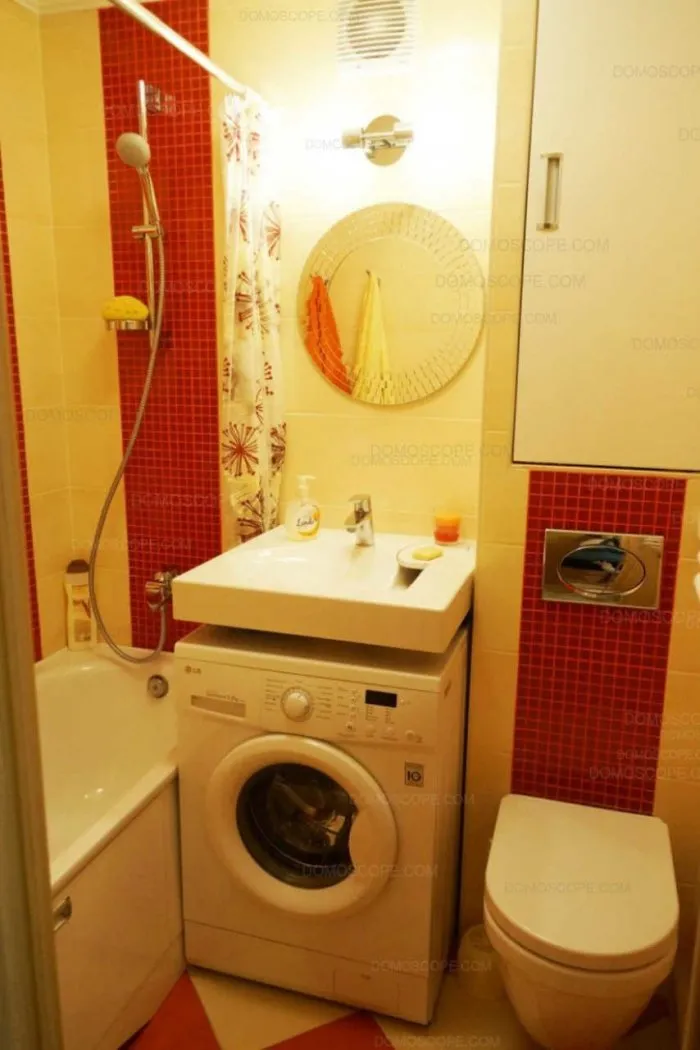 Ванная комната с душевой и стиральной машиной