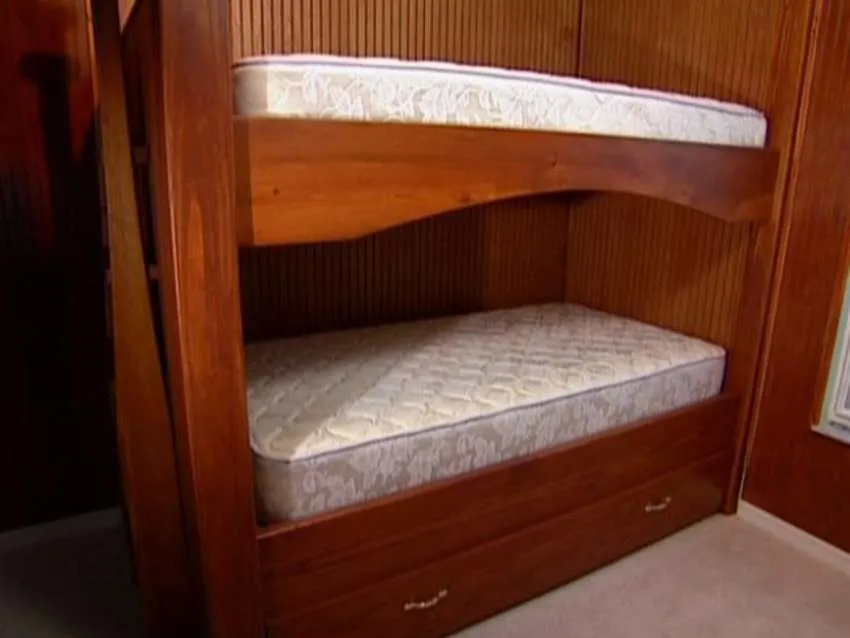 как сделать встроенную двухъярусную кровать