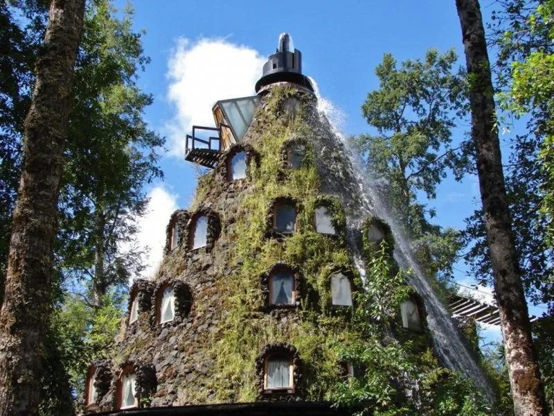 Отель-водопад «Волшебная гора» в Чили