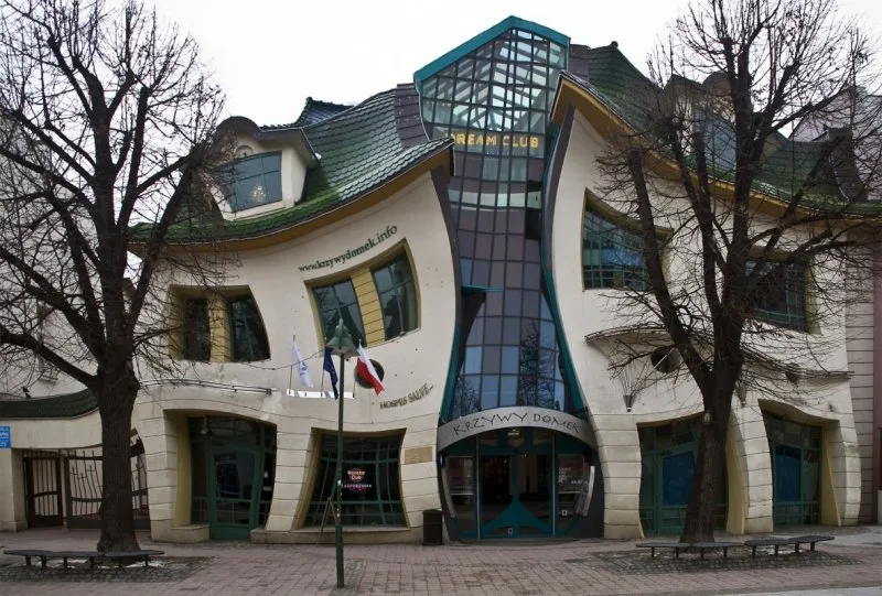 Кривой дом (the Crooked House) Польша