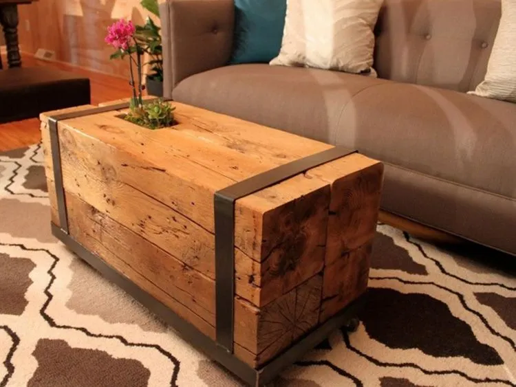 Самый простой столик можно создать с помощью нескольких деревянных брусков и ремней. В этом случае не используются никакие дополнительные скрепляющие элементы