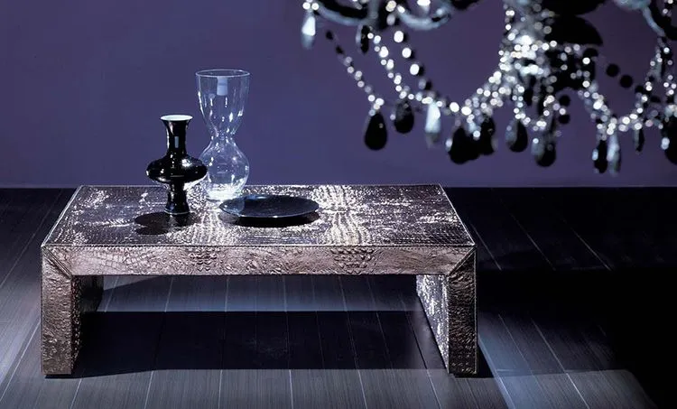 Этот столик собран по удивительно простой технологии, условно называющейся «три доски, четыре гвоздя»