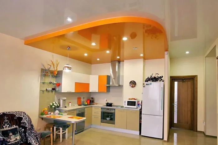 Ноатежной потолок на кухни