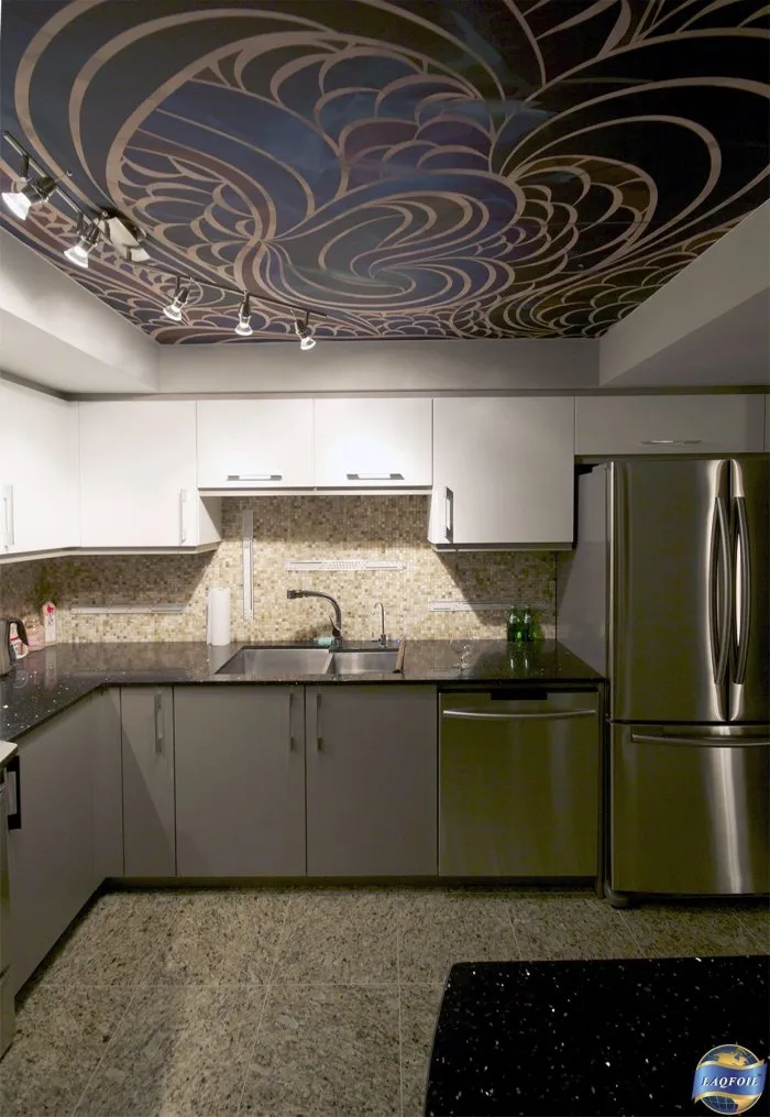 Дизайнерский потолок на кухне