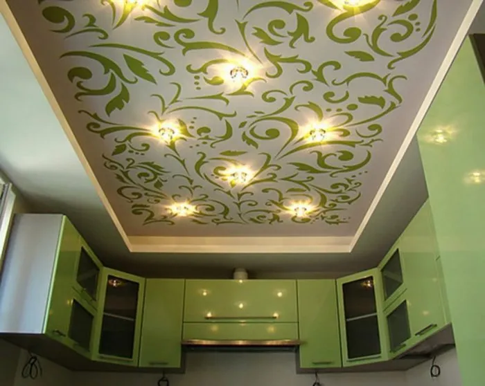 Ноатежной потолок на кухни