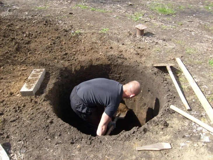 Копать яму для колодца лопатой