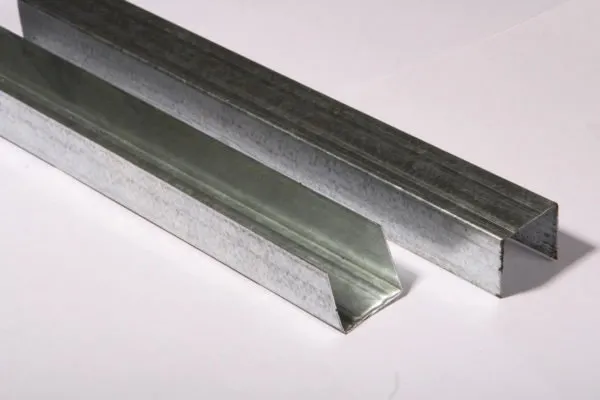 Направляющий профиль должен быть изготовлен из металла не тоньше 0,5 мм