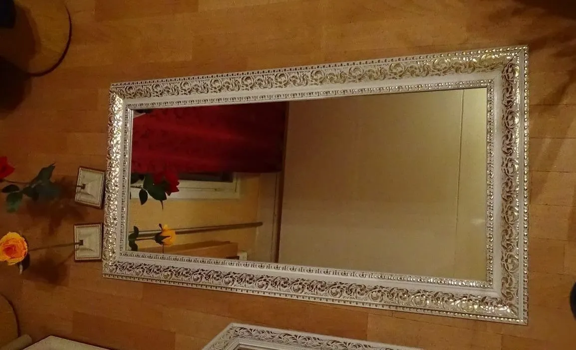 Зеркало с рамой из потолочного плинтуса