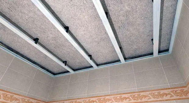 Каркас на потолке для обшивки пластиковыми панелями