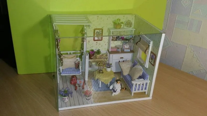 Необычный кукольный домик с прозрачными стенками