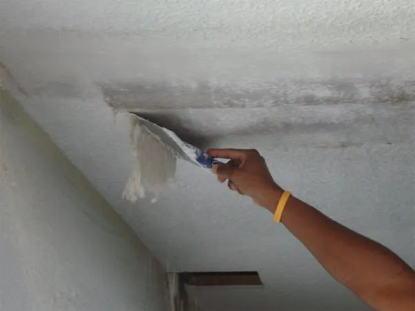 Нужно очистить потолок до бетонной плиты