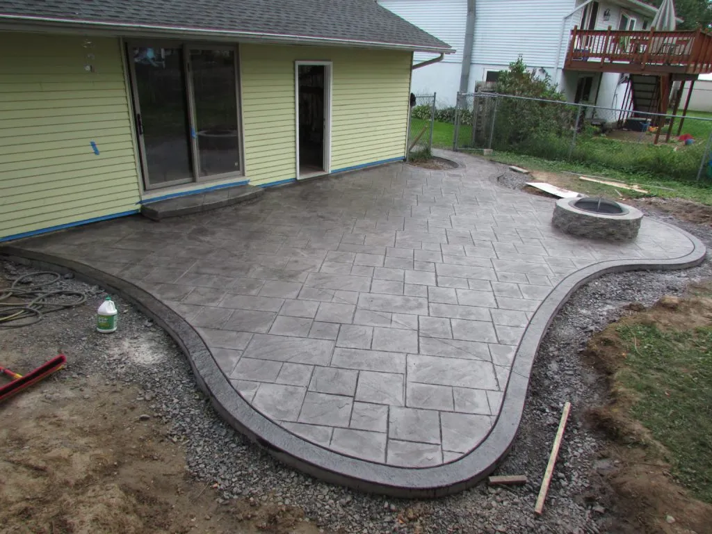 бетон во дворе - имитация швов плитки