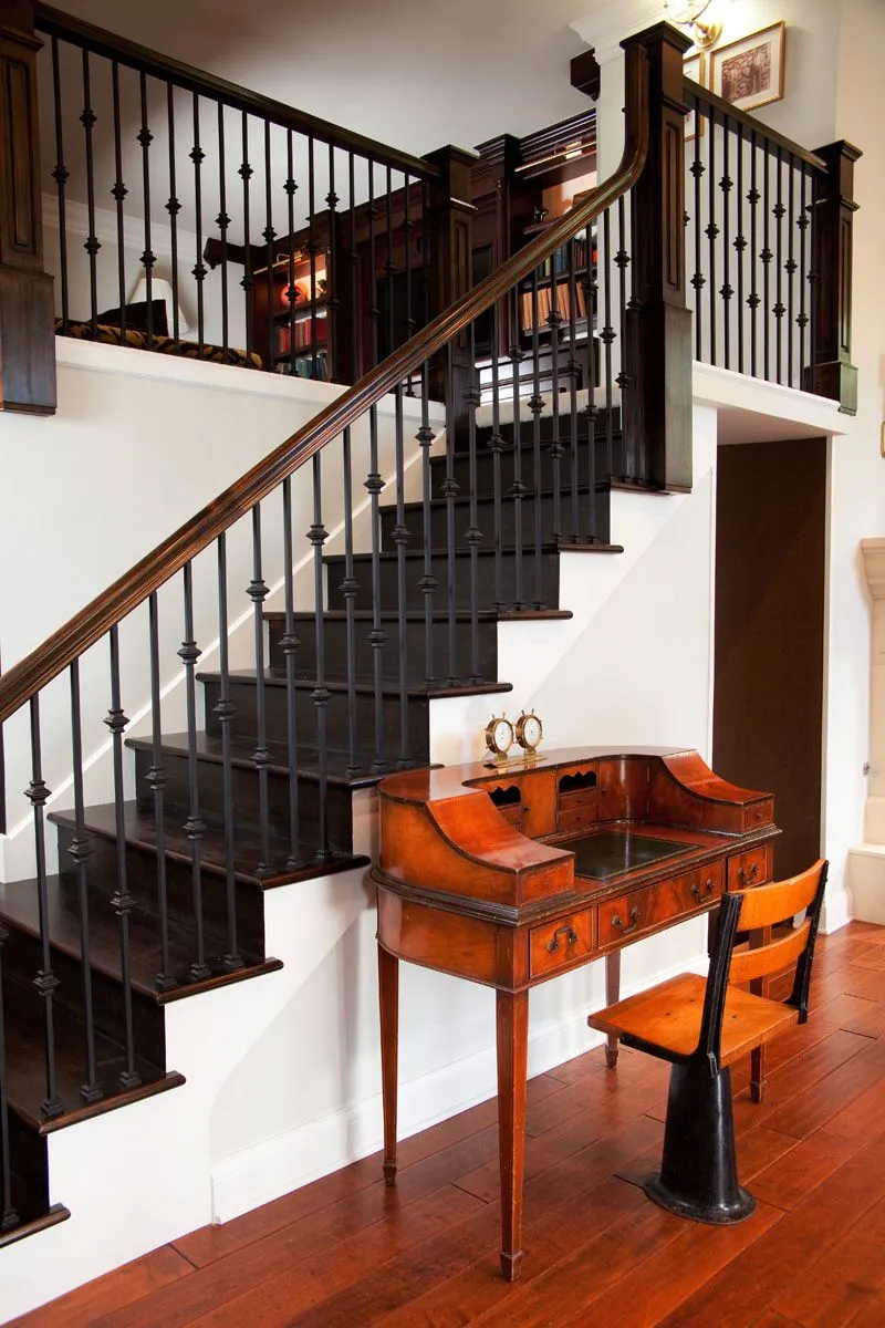 Металлические перила на лестнице в классическом интерьере