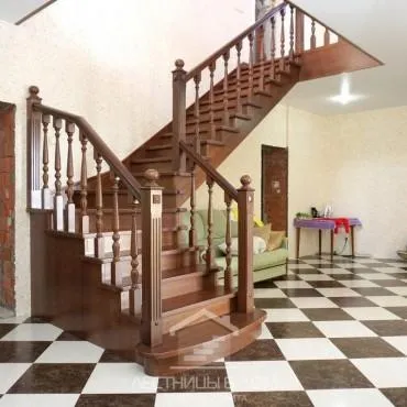 Дубовая г-образная лестница в классическом стиле г. Ногинск