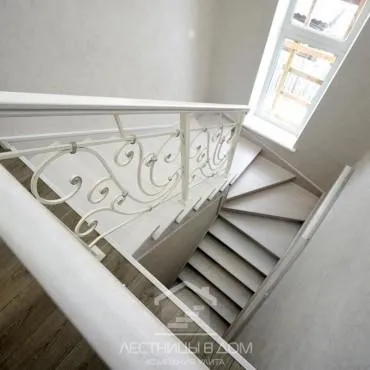 Лестница с кованым ограждением и серебряной патиной г. Орехово-Зуево