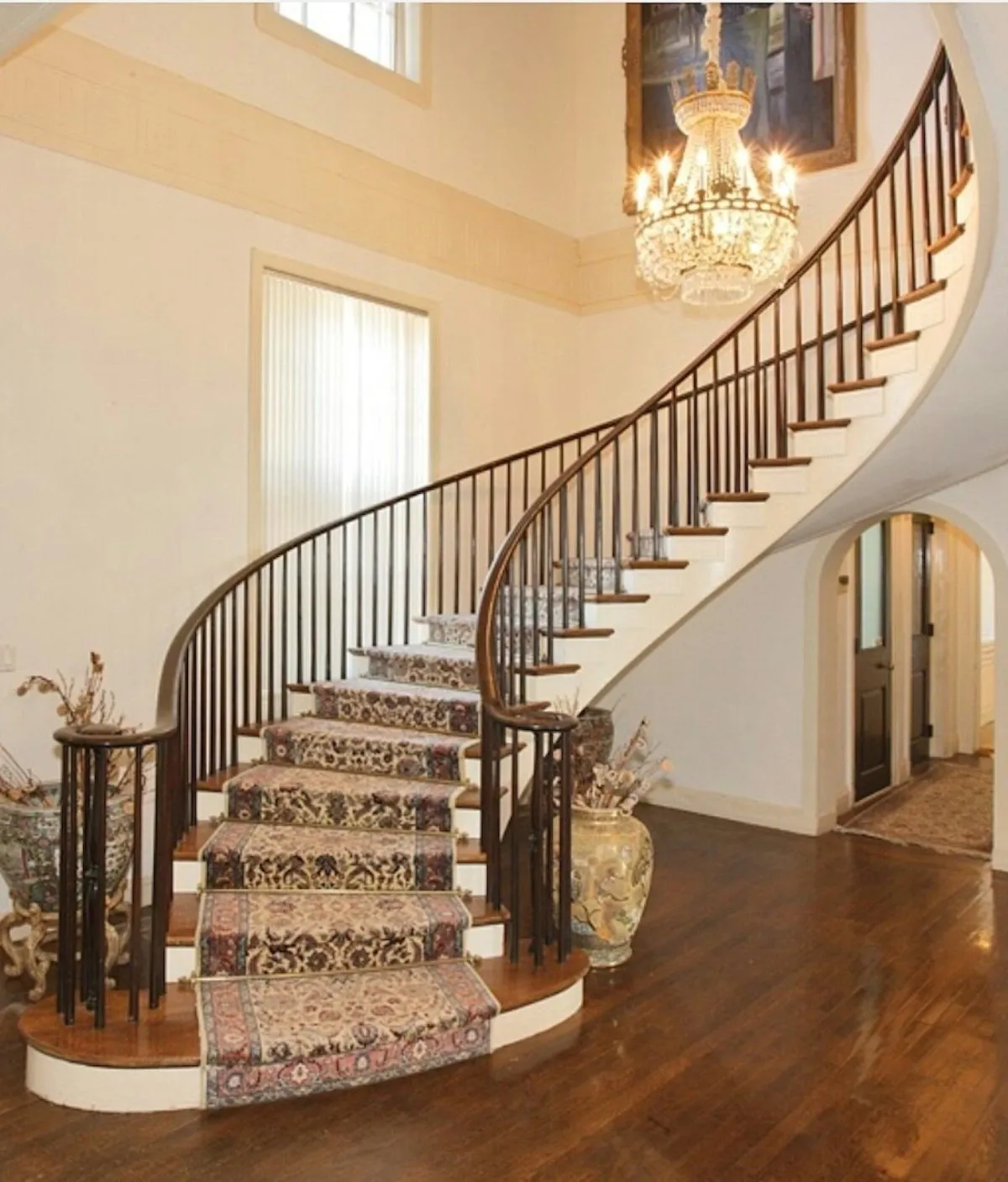 Полукруглая лестница в доме красивые