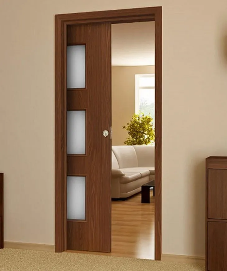 Одностворчатая дверь-купе с матовыми стеклянными вставками между гостиной и спальней