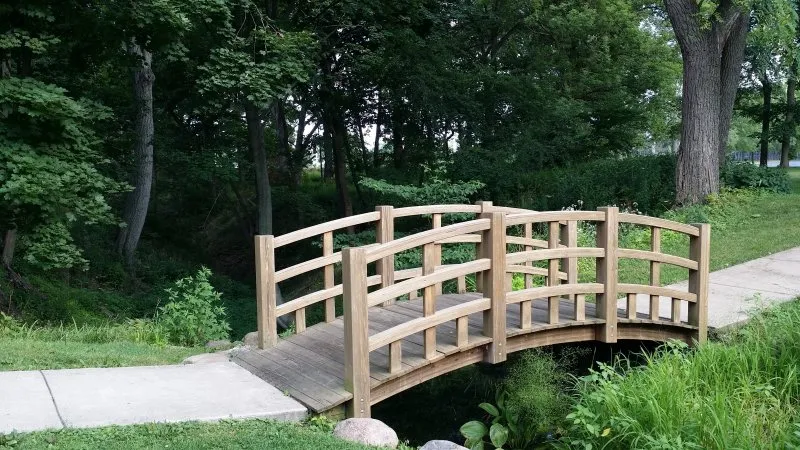 Деревянный мостик через ручей