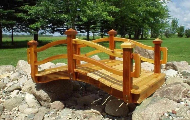 Декоративный деревянный мостик