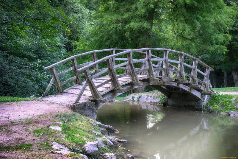 Деревянный мостик через речку
