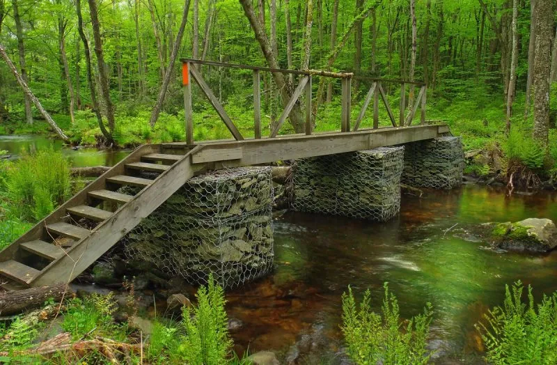 Деревянный мост через ручей