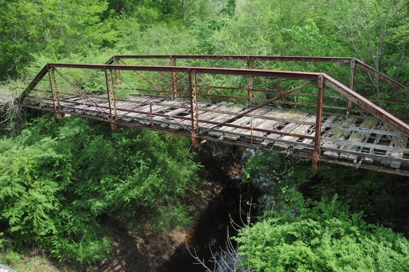 Металлический мост через ручей