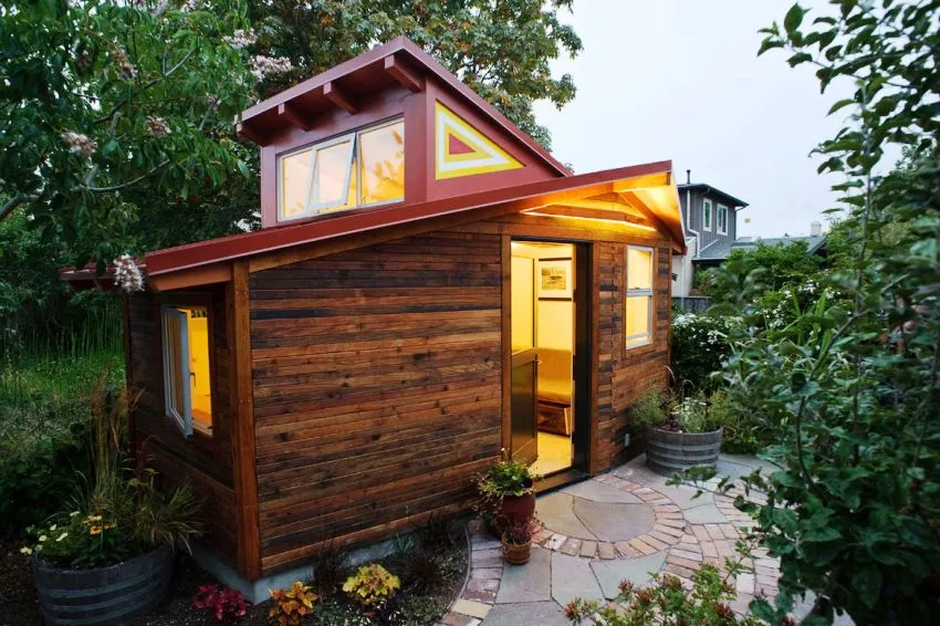 Дачный домик из дерева с металлической крышей