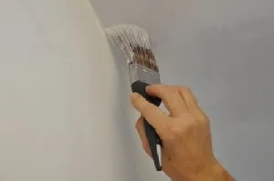 Как красить потолок кистью