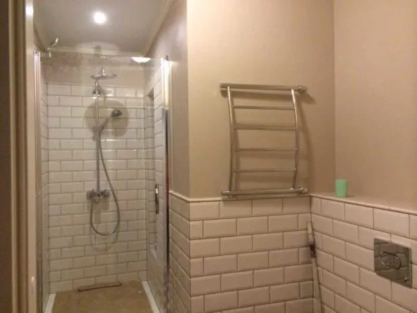 чем покрасить стены в туалете вместо обоев