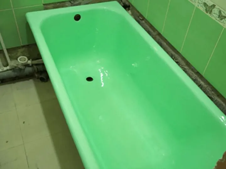 Реставрация ванны зеленой эмалью
